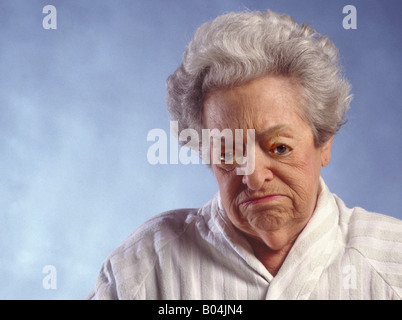 verstört Seniorin Blick in die Kamera Stockfoto