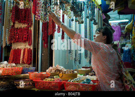 Farbige Perlen Ketten und Armbänder auf Markt Port Louis, Mauritius Stockfoto