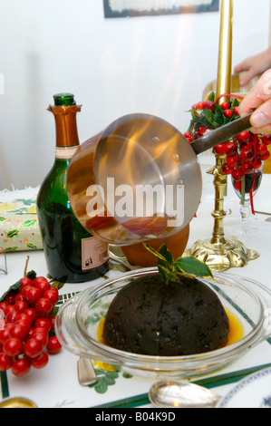 Brandy über die Plumpudding beleuchtet gießen Stockfoto