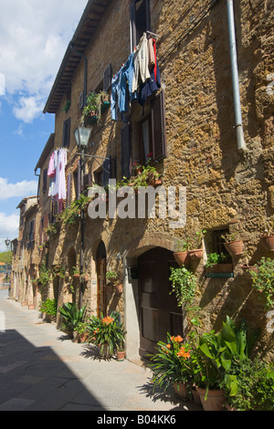 Schmale Straße und steinerne Gebäude in der historischen Altstadt von Pienza, ein UNESCO-Weltkulturerbe, Provinz Siena Stockfoto