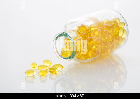 Fischöl Tabletten in durchsichtiger Glasflasche. Stockfoto