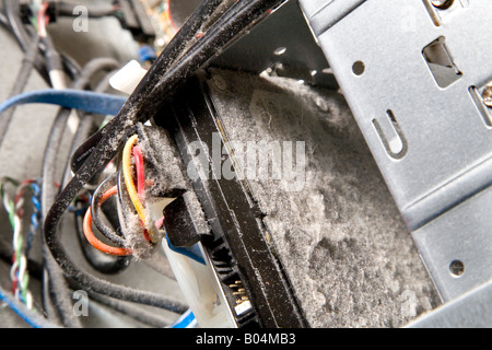 In einem Computer aufgebaut auf der Festplatte und Kabel zeigt Staub aus. Stockfoto