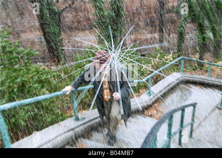 Mann mit gebrochenen Regenschirm Stockfoto