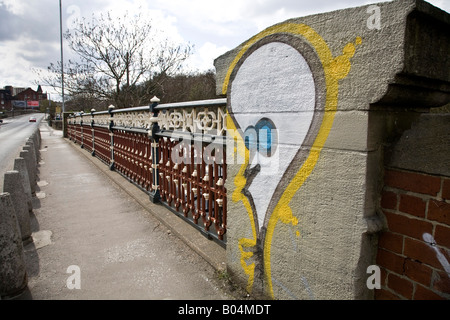 Graffiti an einer Eisenbahnbrücke in Leeds Stockfoto