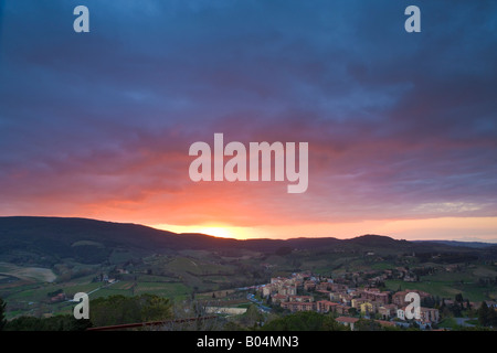 Sonnenuntergang über der Landschaft rund um die Stadt San Gimignano, UNESCO-Weltkulturerbe, Provinz Siena, Toskana Stockfoto