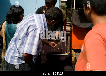 Straßenhändler verkaufen Schmuck am Markt von Port Louis, Mauritius Stockfoto