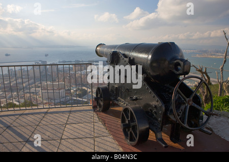 Kanone Gun auf dem Felsen mit Blick auf die Stadt und Hafen von Gibraltar (britische Kronkolonie), England, Vereinigtes Königreich Stockfoto