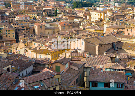 Blick von der Fassade der unfertige Schiffe der Dom über den Dächern in der historischen Altstadt der Stadt Siena Stockfoto