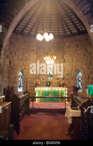 Altar und Kanzel mit Glasfenster im evangelischen Christus Kirche Munnar Hill Station Idduki Kerala Indien Stockfoto