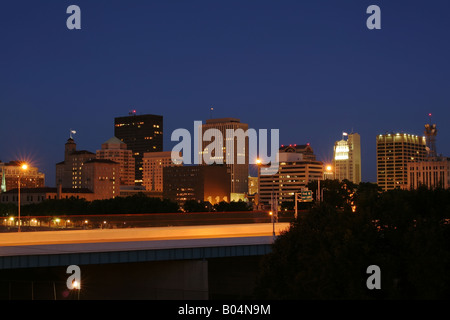 Die Innenstadt von Dayton Ohio bei Dämmerung I75 Brücke im Vordergrund Stockfoto
