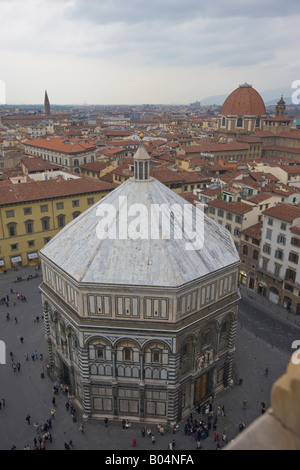 Luftaufnahme des Baptisterium und der Piazza di San Giovanni aus dem Dom Campanile (Glockenturm) in Florenz zu sehen Stockfoto