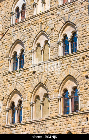 Fenster an der Fassade des Palazzo Pretorio in Piazza dei Priori, Stadt von Volterra, Provinz Pisa, Region Toskana. Stockfoto