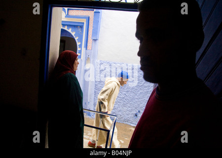 Eine ältere muslimische Mann letzten Gönner am Eingang einer Nachbarschaft Bäckerei in der Medina von Tanger, Marokko. Stockfoto