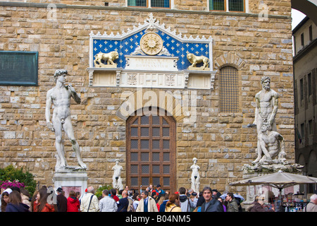 Palazzo Vecchio mit republikanischen Fries über dem Eingang, bewacht von Statuen, einschließlich der von David, Piazza della Signoria Stockfoto