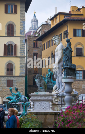 Brunnen mit einer Statue des römischen Meeresgottes Neptun in Piazza della Signoria, Florenz, ein UNESCO-Weltkulturerbe Stockfoto