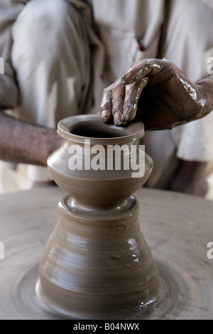 Nahaufnahme eines Mannes mit einer Töpferscheibe, in der Nähe von Jodhpur, Rajasthan, Indien Stockfoto