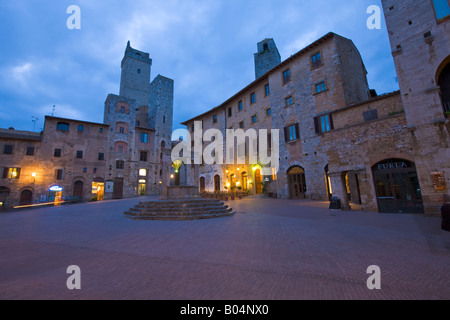 Piazza della Cisterna in der Abenddämmerung in der historischen Altstadt von San Gimignano, ein UNESCO-Weltkulturerbe, Provinz Siena Stockfoto