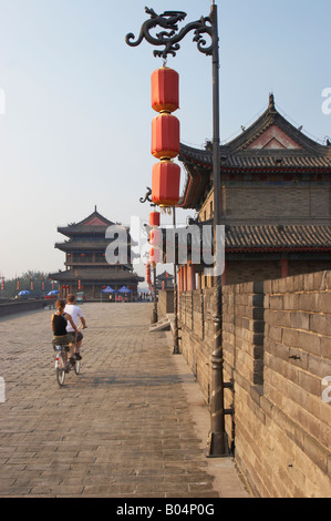 Touristen, die Radfahren entlang an Stadtmauer, Xian, China Stockfoto