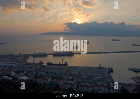 Blick über die Stadt und den Hafen von Gibraltar Richtung Bahia de Algeciras (Bucht von Algeciras) aus dem Felsen von Gibraltar, Gibraltar Stockfoto