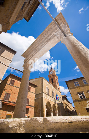 Palazzo Pubblico (Rathaus) aus den Spalten des Brunnens in Piazza Pio II, in der historischen Altstadt von Pienza gesehen Stockfoto