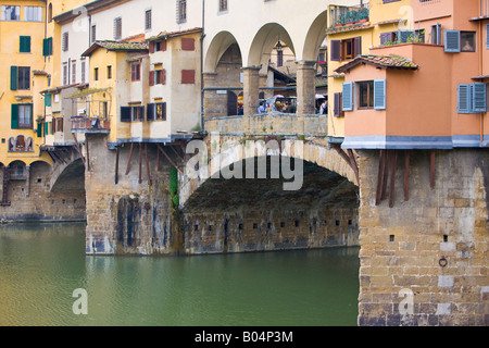 Ponte Vecchio (Brücke), gebaut im Jahr 1345, überspannt den Fluss Arno in Florenz, ein UNESCO-Weltkulturerbe Stockfoto