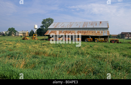 Traktoren aufgereiht auf einem Bauernhof und alte Scheune in West Amana in den Amana Kolonien in der Farm-Land von Iowa Stockfoto