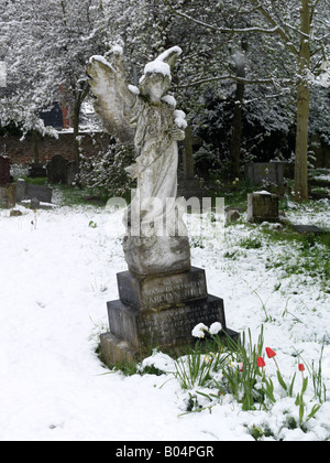 Friedhof im Winter fällt Schnee Stockfoto