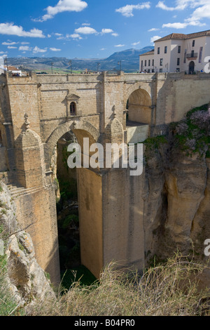 Puente Nuevo (neue Brücke) über die El Tajo Schlucht und Rio Guadalevin (Fluss) in der Stadt Ronda, Costa Del Sol Stockfoto