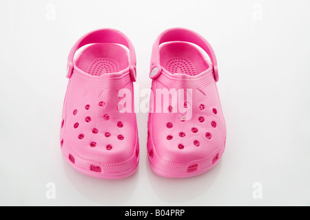 Paar rosa Kautschuk Crocs Stockfoto