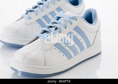 Paar blaue und weiße Turnschuhe auf weißem Hintergrund. Stockfoto