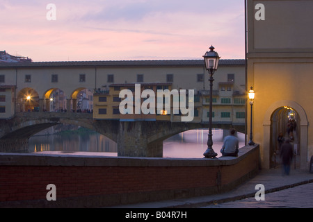 Ponte Vecchio (Brücke - 1345) und Bögen der Vasari-Korridor in der Abenddämmerung, Florenz, ein UNESCO-Weltkulturerbe Stockfoto