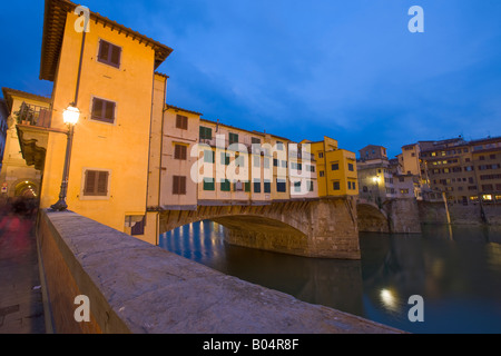 Dämmerung über die Ponte Vecchio (Brücke - 1345) überspannt den Fluss Arno in Florenz, UNESCO-Weltkulturerbe Stockfoto