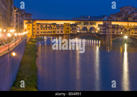 Dämmerung über die Ponte Vecchio (Brücke - 1345) überspannt den Fluss Arno in Florenz, UNESCO-Weltkulturerbe Stockfoto