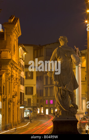 Statue an einem Ende des Ponte Santa Trinita in der Nacht in der Stadt Florenz, ein UNESCO-Weltkulturerbe, Provinz Florenz Stockfoto