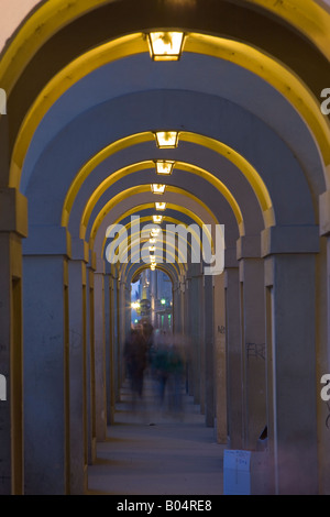 Torbögen unter der Vasari-Korridor in der Nähe des Ponte Vecchio, in der Abenddämmerung in der Stadt Florenz, ein UNESCO-Weltkulturerbe Stockfoto