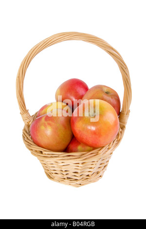 Rot gelb Apfelkorb isoliert auf weißem Hintergrund Stockfoto