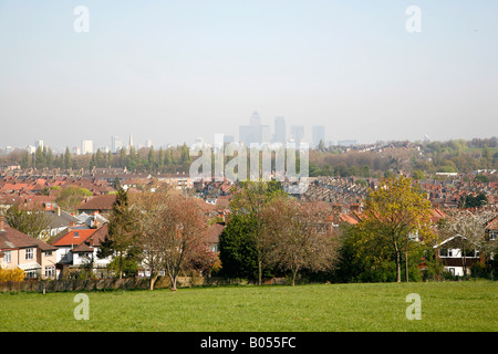 Blick von Blythe Hill Felder über Honor Oak Park und Brockley gegenüber Canary Wharf in weiter Ferne, London Stockfoto