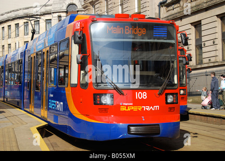 Straßenbahn Supertram Sheffield ÖPNV verfolgt Stockfoto