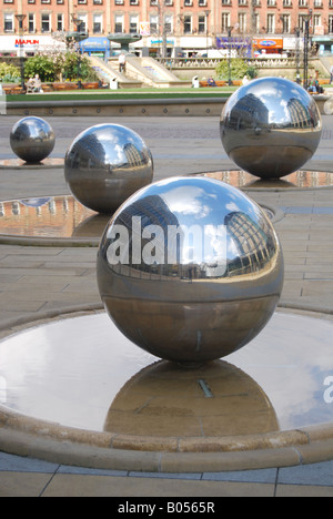 Sheffield Wintergärten öffentliche Kunst Metall Skulpturen Reflexionen Brunnen Peace Gardens Stockfoto