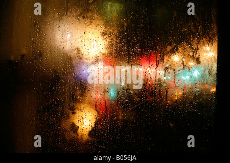 Blick aus einem Regen verschmierte Fenster auf Harrington Road, South Kensington, London Stockfoto