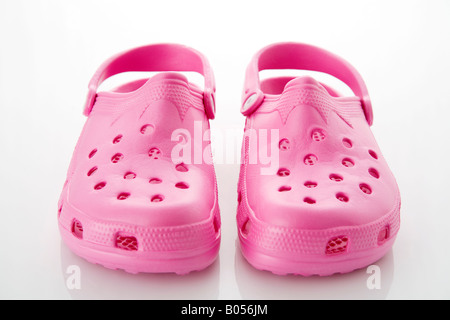 Paar rosa Kautschuk Crocs Stockfoto