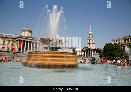Sonnenanbeter in den Brunnen am Trafalgar Square, London Stockfoto