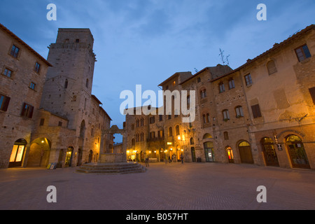 Piazza della Cisterna in der Abenddämmerung in der historischen Altstadt von San Gimignano, ein UNESCO-Weltkulturerbe, Provinz Siena Stockfoto