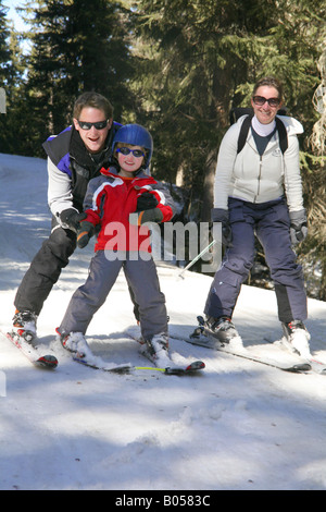 Familiengruppe auf der Piste von La Tzoumaz, Schweiz Stockfoto