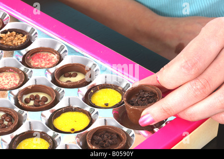 Junge Frau Wahl Tiramisu Schokolade Modell veröffentlicht Stockfoto