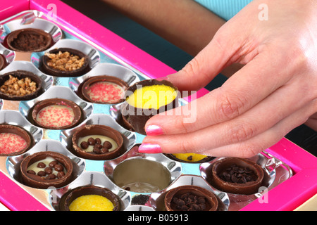 Junge Frau Wahl Lemon und Lime Sorbet Schokolade Modell veröffentlicht Stockfoto