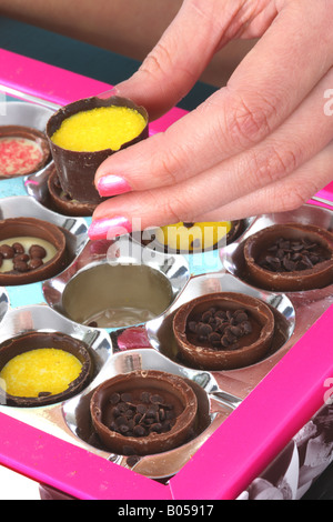 Junge Frau Wahl Lemon und Lime Sorbet Schokolade Modell veröffentlicht Stockfoto