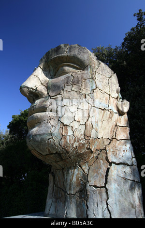 Igor Mitorajs riesige Kopf Skulptur im Boboli-Garten, Florenz, Italien Stockfoto