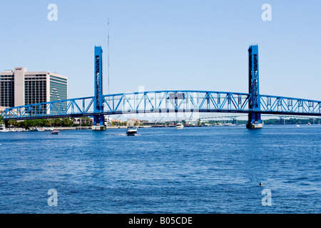 Blue Main Street Bridge über den St. John River in der Nähe von Downtown Jacksonville, Florida Stockfoto