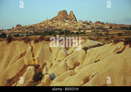 Bergdorf vor Schlucht Kulisse, Uchisar, Cappadocia, Anatolien, Türkei Stockfoto